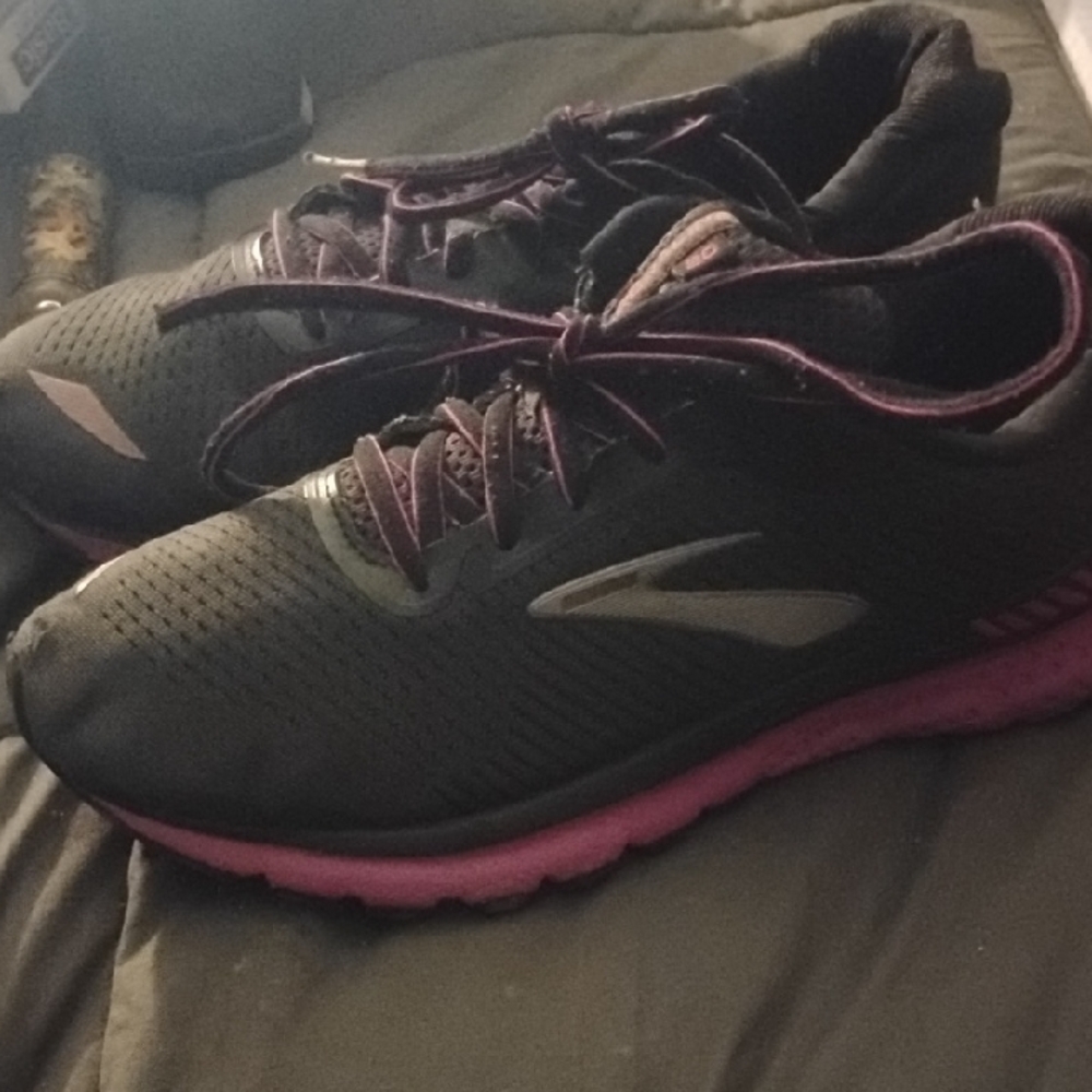 Brooks Women's Black and Pink Sneakers